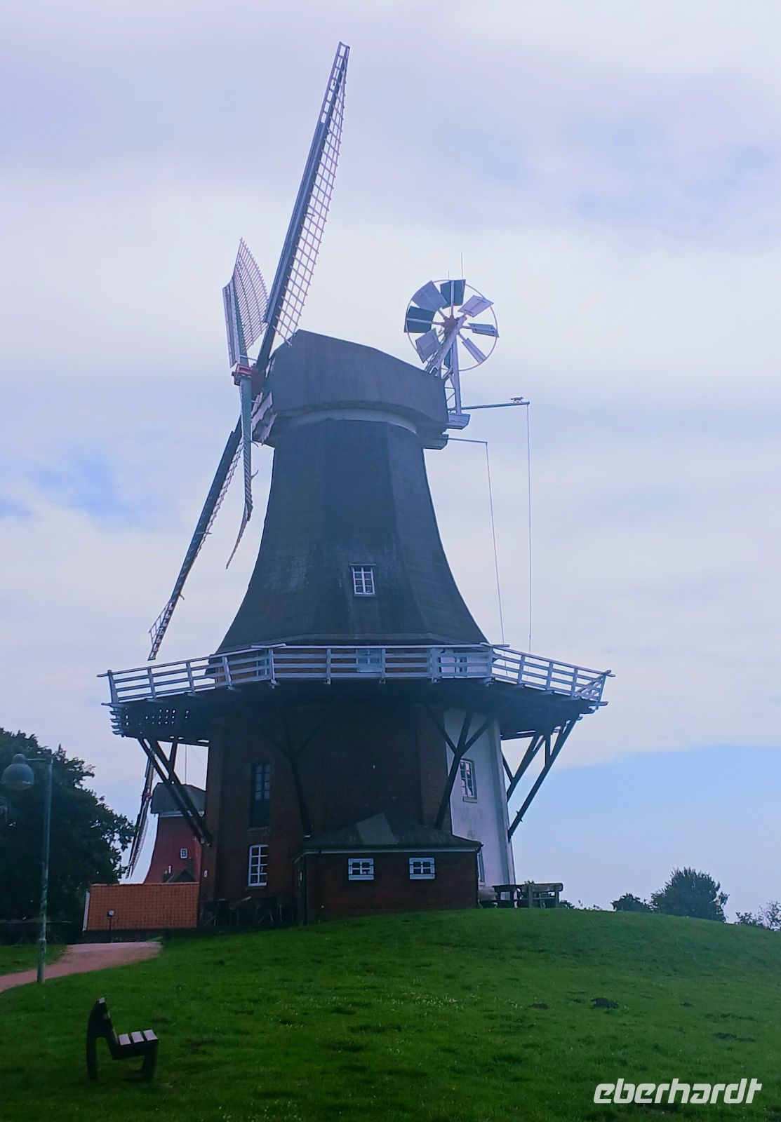 eine der Zwillingswindmühlen in Greetsil &ndash; &copy; Gabriele Stoffele (Eberhardt TRAVEL)