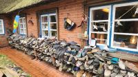 Angespülte Schuhe auf Hallig Hooge &ndash; &copy; Petra Hady (Eberhardt TRAVEL)
