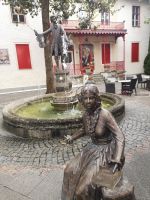 Bad R., Mozartbrunnen mit Constanze.jpg &ndash; &copy; Brigitte Mühle (Eberhardt TRAVEL)