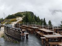 Kehlsteinhaus, Biergarten und Gipfelkreuz.jpg &ndash; &copy; Brigitte Mühle (Eberhardt TRAVEL)