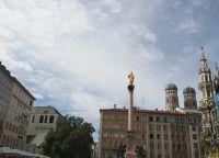Mariensäule München, Marienplatz. im Hintergrund Frauenkirchejpg &ndash; &copy; Brigitte Mühle (Eberhardt TRAVEL)