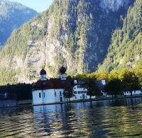 St. Bartholomä, mit WatzmannKönigsee .jpg &ndash; &copy; Brigitte Mühle (Eberhardt TRAVEL)
