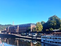 Schiffsanleger an der Saar vor dem Villeroy & Boch-Gebäude in Mettlach  &ndash; &copy; Alicia Eckert (Eberhardt TRAVEL)
