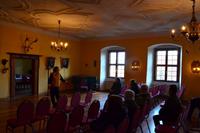 033 Schloss Zeilitzhein - mit Frau von Halem im Großen Saal &ndash; &copy; Konrad Füssel (Eberhardt TRAVEL)
