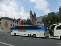Worms - unser Bus vor dem Dom &ndash; &copy; Petra Hanschke (Eberhardt TRAVEL)