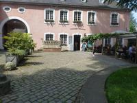 Trier - Weinlokal an Liebfrauenkirche &ndash; &copy; Petra Hanschke (Eberhardt TRAVEL)