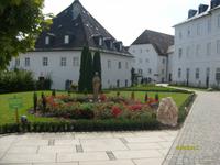 im Klosterhof von Frauenwörth &ndash; &copy; Elke Reuter (Eberhardt TRAVEL)