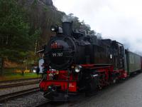 der Zug fährt ein