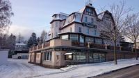 Kurhaus Jonsdorf mit unserem Bus &ndash; &copy; Stefan Jahnke (Eberhardt TRAVEL)