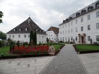 Innenhof Kloster Frauenwörth &ndash; &copy; Elke Reuter (Eberhardt TRAVEL)