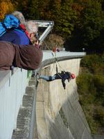 und Abgang entlang der Staumauer