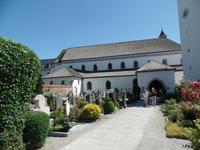 Klosterkirche + Friedhof Frauenwörth &ndash; &copy; Elke Reuter (Eberhardt TRAVEL)