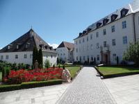Innenhof des Klosters Frauenwörth &ndash; &copy; Elke Reuter (Eberhardt TRAVEL)