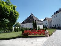 Innenhof des Klosters Frauenwörth &ndash; &copy; Elke Reuter (Eberhardt TRAVEL)