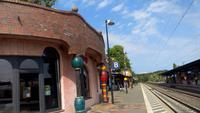 Mittagspause am Bahnhof Uelzen (Hundertwasser) &ndash; &copy; Gisela Gerlach (Eberhardt TRAVEL)