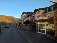 Die Mosel-Uferstrasse vor unseren Hotels.