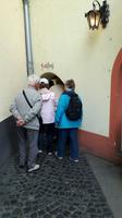 alle mussen durch das Fuchsloch um in die Stadt Cochem zu kommen