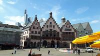 vorn der Römer mit Rathaus, im Hintergrund die Skyline von FFM &ndash; &copy; Horst Hallfarth (Eberhardt TRAVEL)