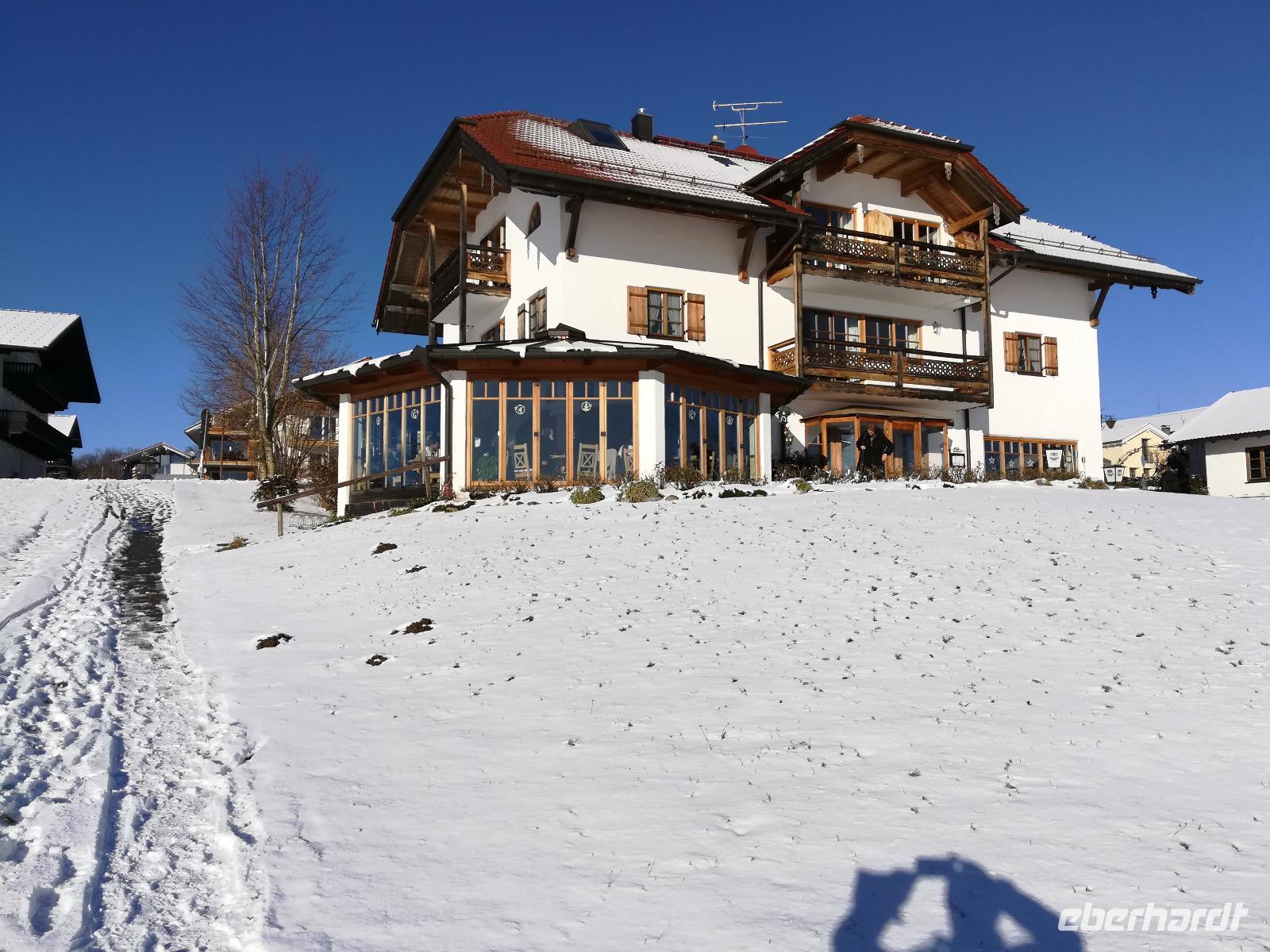 Ziel unserer Schneewanderung: Café Toni in Hochstätt. &ndash; &copy; Gerd Pierschek (Eberhardt TRAVEL)