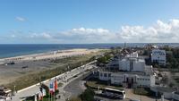 Warnemünde-Promenade, Kurhaus und Leuchtturm &ndash; &copy; Uta Hertel (Eberhardt TRAVEL)