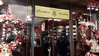Weihnachtlicher Fensterschmuck &ndash; &copy; Gina Egenolf (Eberhardt TRAVEL)
