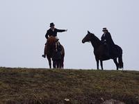 König Ludwig und Gemahlin hoch zu Ross zeigen uns , wo die Walhalla steht &ndash; &copy; Horst Hallfarth (Eberhardt TRAVEL)