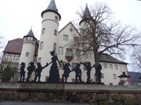 Lohr Schloß mit Schneewittchenfiguren &ndash; &copy; Gisela Hohlfeld (Eberhardt TRAVEL)
