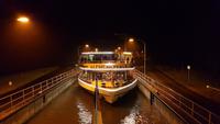 während der Schifffahrt am Silvesterabend ging es mit anderen Fahrgastschiffen auch durch eine Schleuse &ndash; &copy; Horst Hallfarth (Eberhardt TRAVEL)