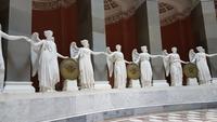 34 Siegesgöttinnen stehen in der Befreiungshalle und halten Schilde mit Hinweisen auf die Schlachten gegen Napoleon &ndash; &copy; Horst Hallfarth (Eberhardt TRAVEL)