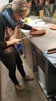 Herstellung Schwarzwälder Kirschtorte im Cafe 