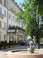 Brunnen mit Hotel Axelmannstein Bad Reichenhall &ndash; &copy; Heike Heinen (Eberhardt TRAVEL)