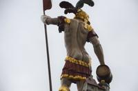 Der Tölzer Feuerwehrmann zeigt seiner Obrigkeit sein Hinterteil &ndash; &copy; Reinhard Kappes (Eberhardt TRAVEL)