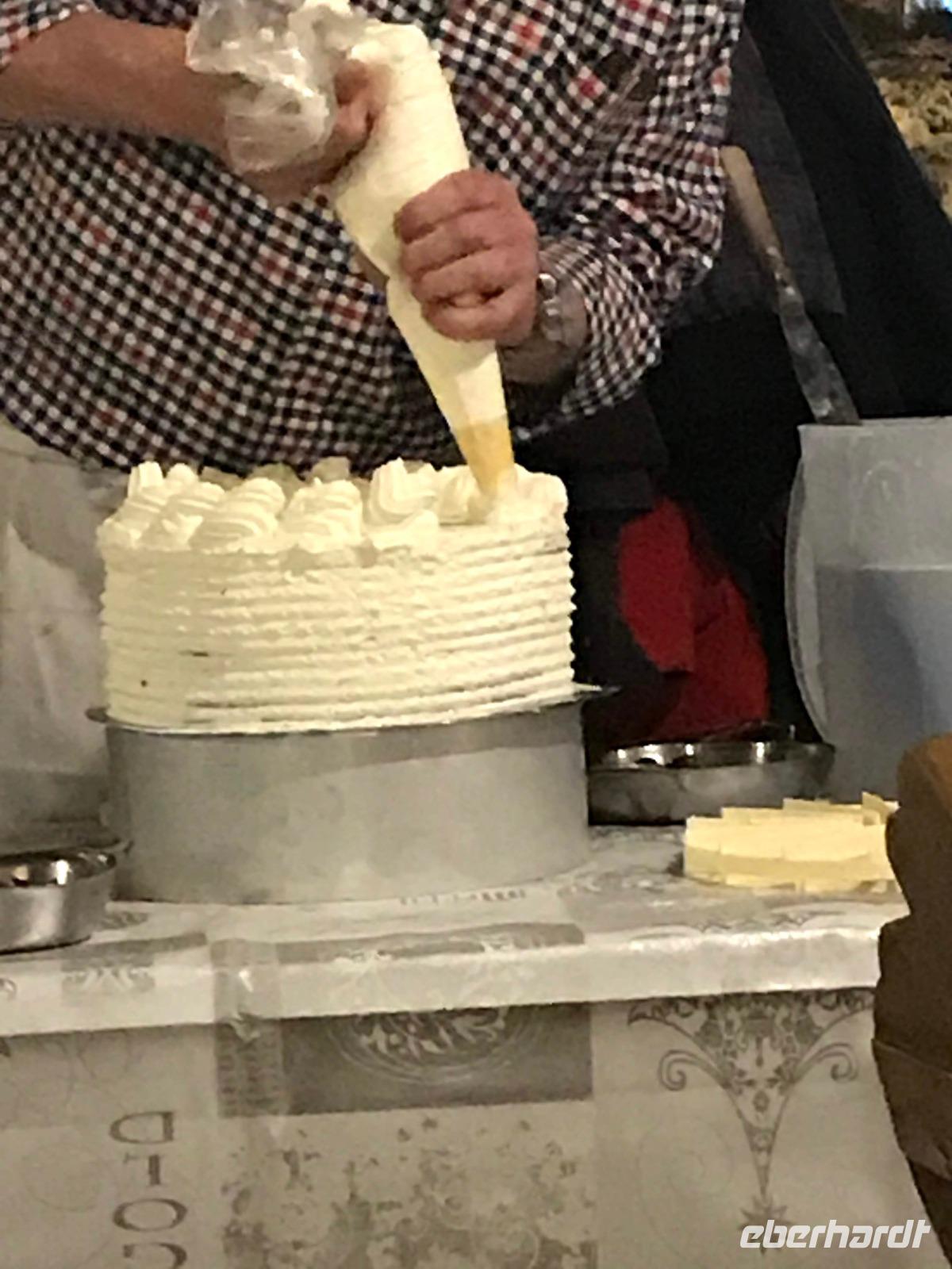 Jetzt Schwarzwälder Kirschtorte: Im Triberger Restaurant Lilie offenbart der Bäcker sein Geheimnis:  &ndash; &copy; Dr. Michael Krause (Eberhardt TRAVEL)