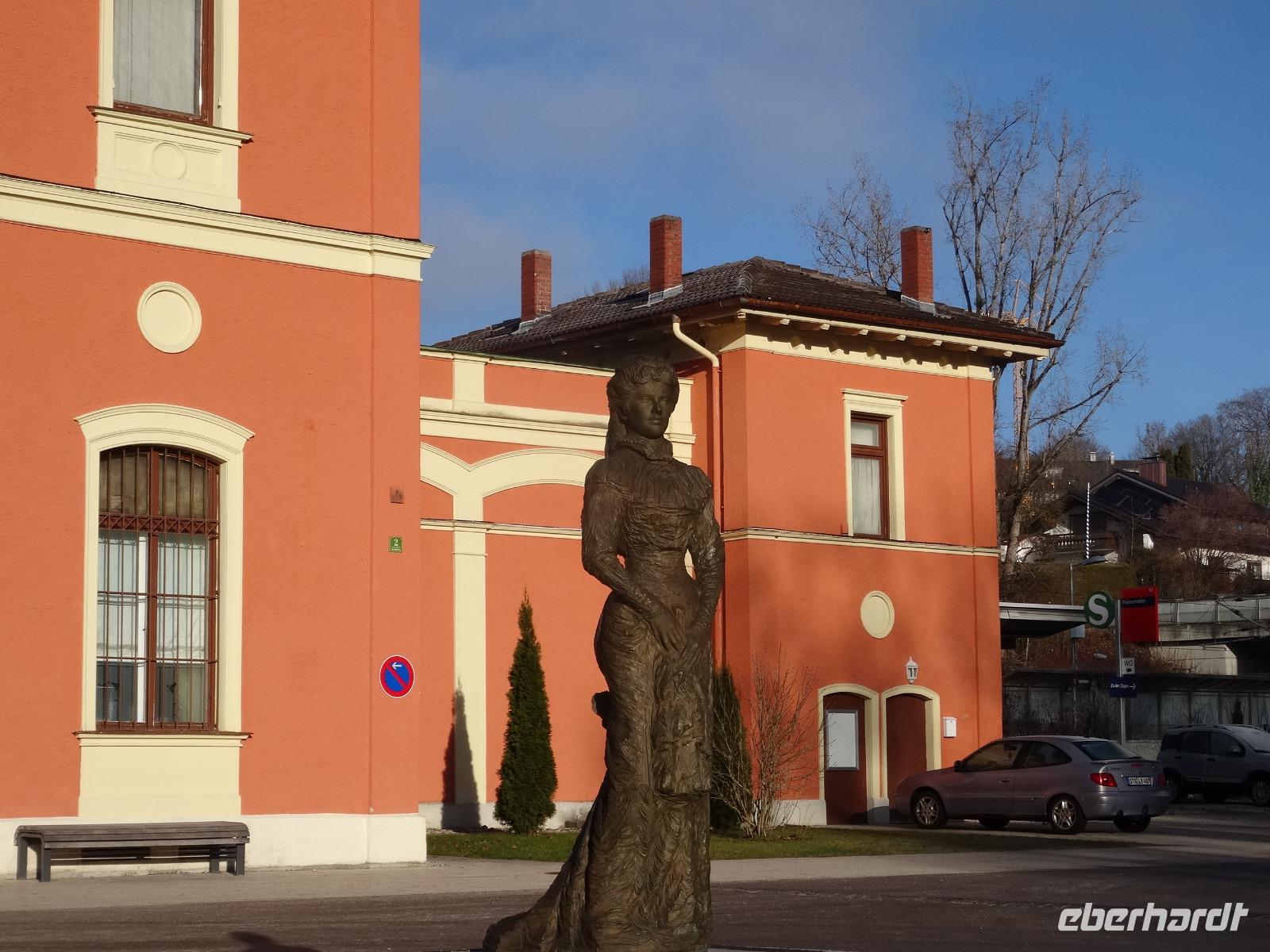 8. Elisabeth- Bahnhof- Sisi- Possenhofen &ndash; &copy; Gisela Hohlfeld (Eberhardt TRAVEL)