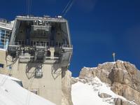 9. Zugspitze-Bahn & Gipfelkreuz &ndash; &copy; Gisela Hohlfeld (Eberhardt TRAVEL)