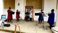 Die Bläsergruppe Neva Brass aus St. Petersburg spielt im Stallhof.