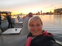 Flusskreuzfahrt mit A-ROSA FLORA • Reisebegleiterin Franzi bei der abendlichen Hafenrundfahrt in Amsterdam &ndash; &copy; Franziska Bergmann (Eberhardt TRAVEL)