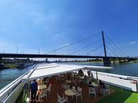 Flusskreuzfahrt mit A-ROSA FLORA • Fahrt auf dem Rhein vorbei an Düsseldorf &ndash; &copy; Franziska Bergmann (Eberhardt TRAVEL)