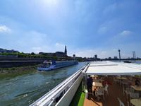 Flusskreuzfahrt mit A-ROSA FLORA • Fahrt auf dem Rhein vorbei an Düsseldorf &ndash; &copy; Franziska Bergmann (Eberhardt TRAVEL)