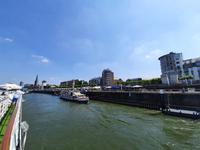 Flusskreuzfahrt mit A-ROSA FLORA • Fahrt auf dem Rhein vorbei an Düsseldorf &ndash; &copy; Franziska Bergmann (Eberhardt TRAVEL)