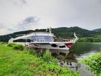 Flusskreuzfahrt mit A-ROSA FLORA • Ankern in Mehring an der Mosel &ndash; &copy; Franziska Bergmann (Eberhardt TRAVEL)