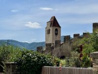 5. Tag – Dürnstein an der Donau – Kunigundenkirche und Stadtmauer &ndash; &copy; Andreas Wolfsteller (Eberhardt TRAVEL)