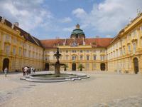 Innenhof des Stift Melk &ndash; &copy; Isabel Schirmer (Eberhardt TRAVEL)