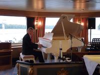 Alexe`spielt &ndash; &copy; Steffi Zimmermann (Eberhardt TRAVEL)