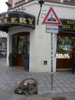der Gullideckel-Gaffer von Bratislava  &ndash; &copy; Simone Weißer (Eberhardt TRAVEL)