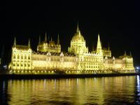 das traumhaft beleuchtete Parlament