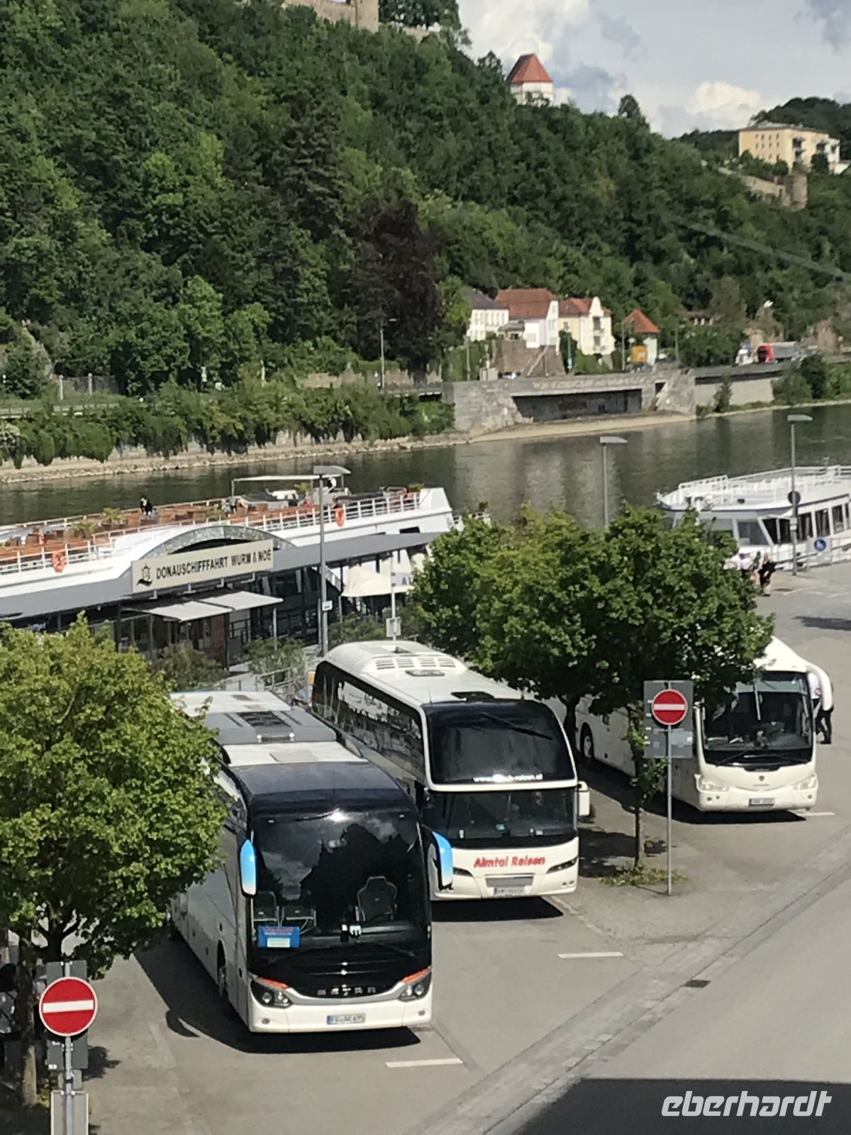 6.5.24 Passau; da steht er- unser Buss! Danke den Fahrern, sie haben uns gut hergebracht &ndash; &copy; Renate Schuster (Eberhardt TRAVEL)