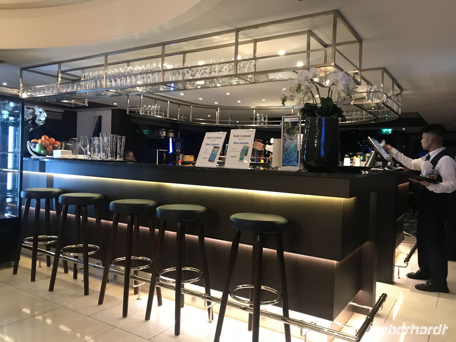 7.5.24.  Bar im Salon &ndash; &copy; Renate Schuster (Eberhardt TRAVEL)
