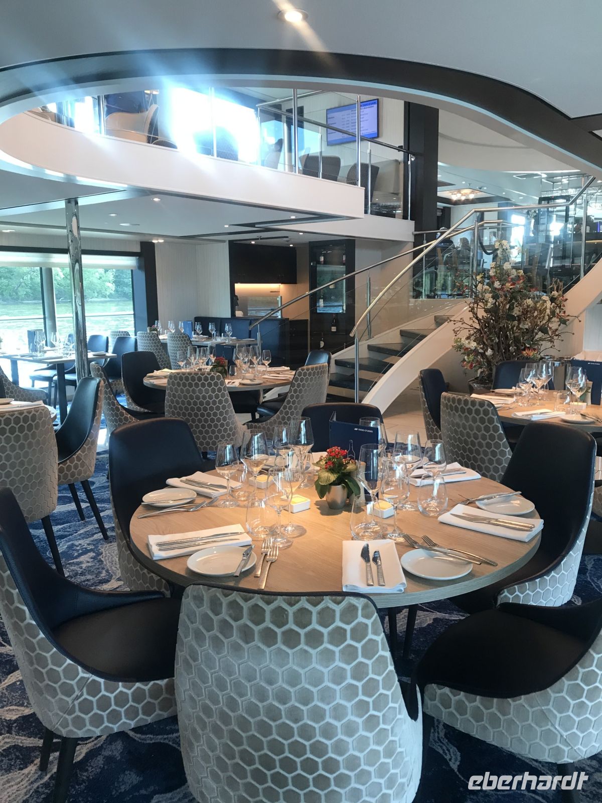 7.5.24 VISION - Aufgang zum Salon und der Bar &ndash; &copy; Renate Schuster (Eberhardt TRAVEL)