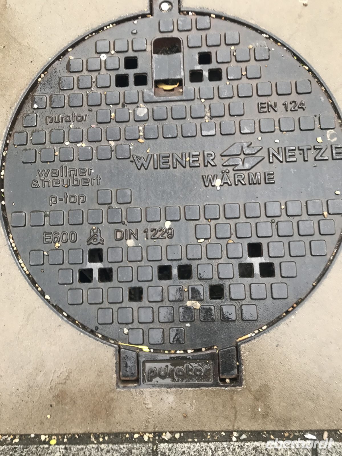 8.5.24 Wien - lange gesucht nach dem Gully - Deckel  &ndash; &copy; Renate Schuster (Eberhardt TRAVEL)